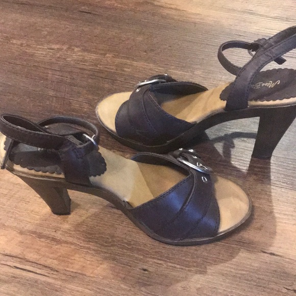 Brown high heeled shoes - Picture 3 of 5